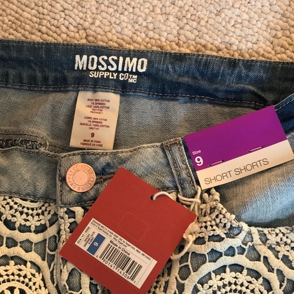 Ladies short denim shorts with lace front detailing. Size 9. - Picture 3 of 3